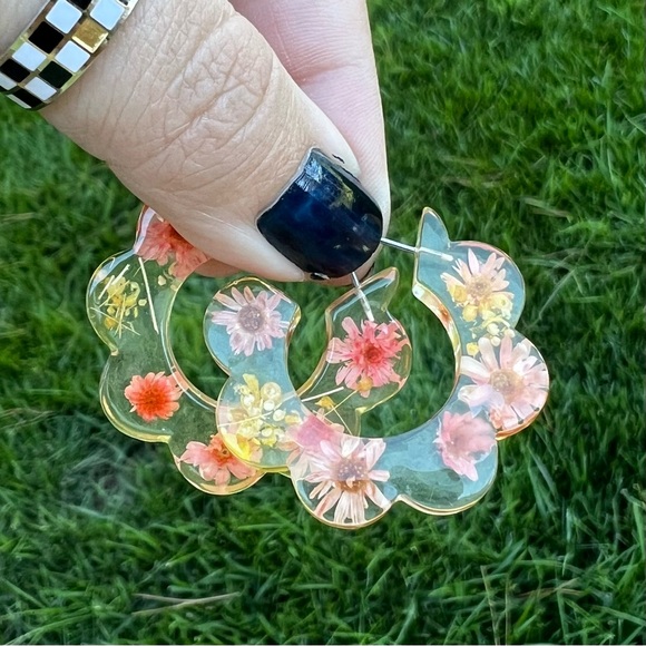 Scalloped Edge Hoop Real Pressed Flower Resin Earrings Pink Yellow - Picture 9 of 9